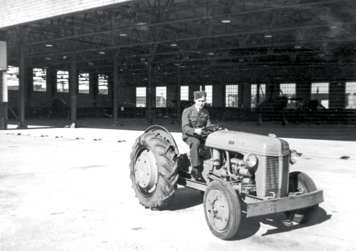 1940 FORD 6N PICTON.jpg
