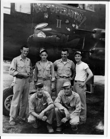 Wallace with crew in front of B-25 with his artwork.png